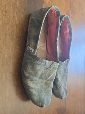 Toms Camouflage Canvas Slip-Ons - Size 8W